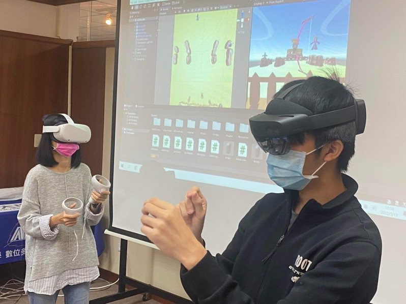 義守大學「ISU潛力新苗實體體驗營」傳播與設計學院融入元宇宙相關課程，將VR遊戲對戰融入體驗教學中。圖／義守大學提供