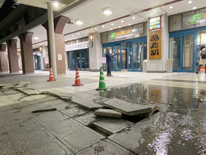 日本东北地区福岛县外海16日晚间发生规模7.3强震，JR福岛站外路面因地震破损。 欧新社(photo:UDN)