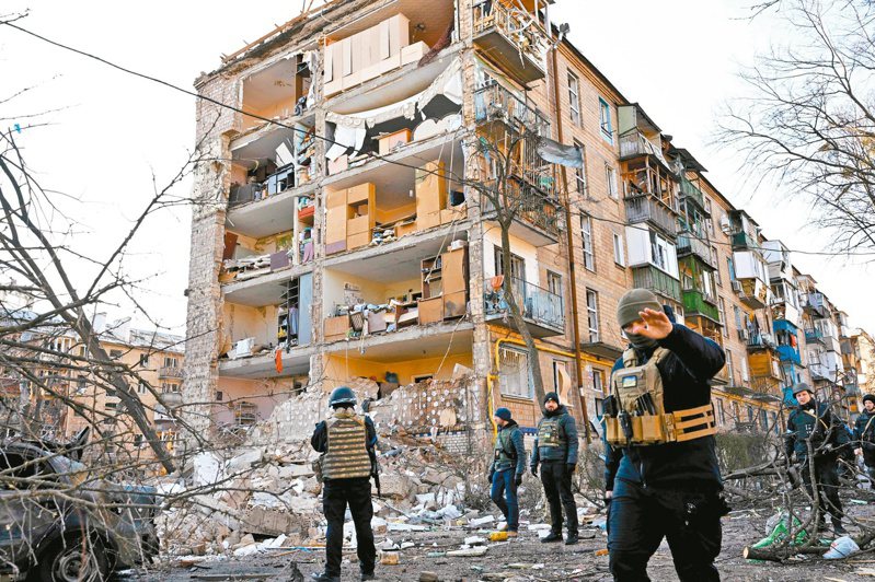 基辅遭俄军砲击 基辅一间五层楼的住宅十八日遭到俄军砲击，警方在现场维持秩序。（法新社）(photo:UDN)