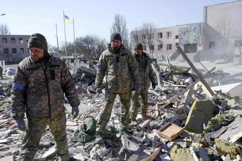 乌克兰南部造船重镇尼古拉耶夫的一座军营18日清晨被火箭炸成废墟，军方19日持续搜救失踪官兵遗体。法新社(photo:UDN)