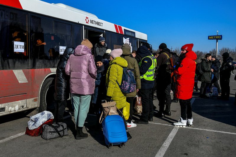马立波市长博伊琴科19日指控俄军将数千名乌克兰人运送到俄罗斯。图为等待撤离的马立波居民。路透(photo:UDN)