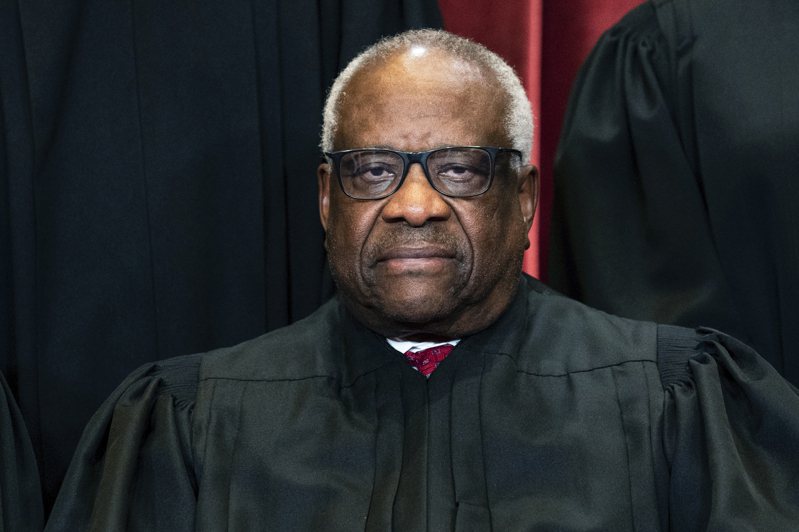 美国最高法院今天表示，73岁的保守派非裔大法官汤玛斯（Clarence Thomas）因「类流感症状」住院治疗。 美联社(photo:UDN)