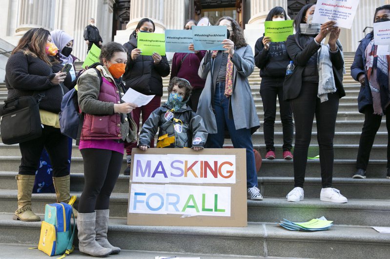本月初反对纽约市学校解除强制配戴口罩禁令的人士，到市府教育部前抗议。  欧新社(photo:UDN)