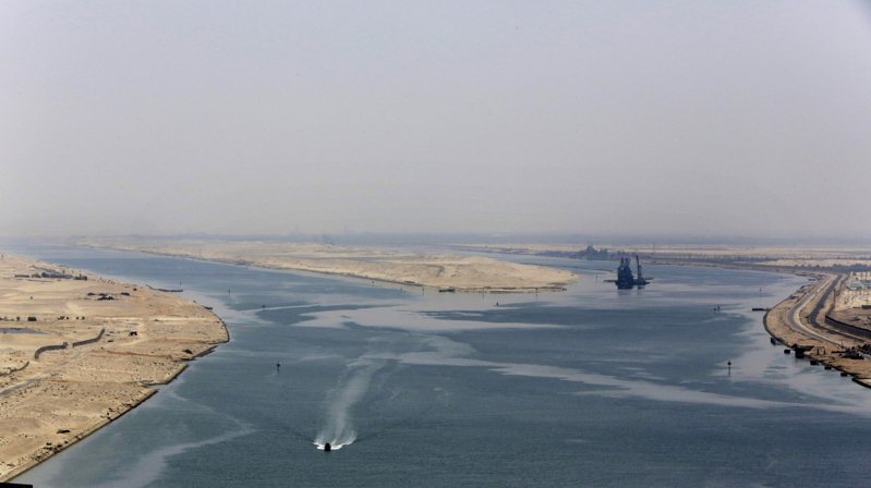 埃及政府将对行经苏伊士运河的船只调涨过路费，其中对油轮收取的过路费，将从5%涨到15%。（美联社）(photo:UDN)