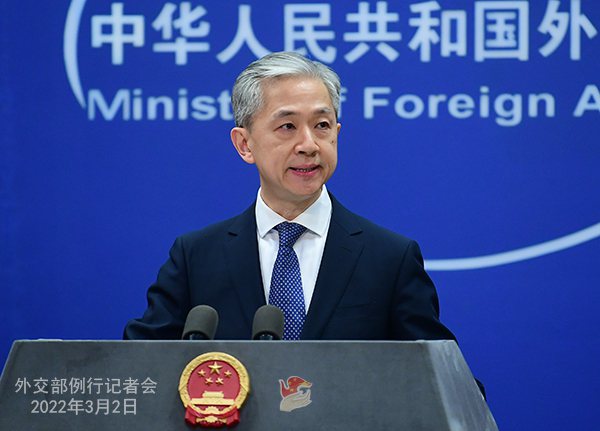 大陸外交部發言人汪文斌表示，中方在南海島礁部署軍事設施的行為是主權國家擁有的權利，與國際法相符。