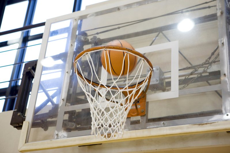 美国密西根州一名视障女高中生最近参加篮球赛，由于她罚球时看不到篮框位置，全场便止住声息帮助她听声辨位罚进。情境示意图。图／Ingimage(photo:UDN)