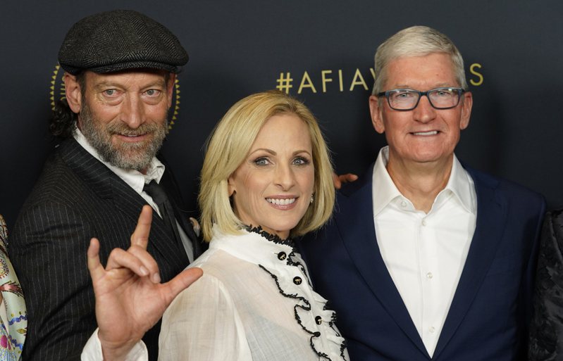 苹果执行长库克和「乐动心旋律」的演员玛丽麦特琳及特洛伊科特苏尔（由右而左），3月11日出席美国电影学会奖（AFI Awards）午餐会的档案照。美联社(photo:UDN)