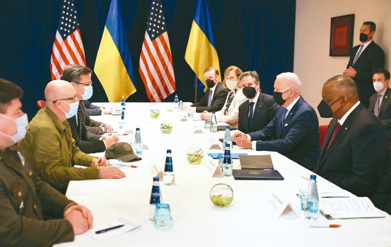 美总统拜登（右二）率国务卿布林肯与防长奥斯丁，廿六日在华沙与乌克兰外长及防长举行两国首次「二加二」会谈。（路透）(photo:UDN)