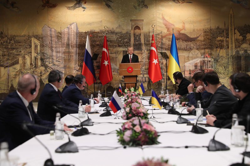 土耳其总统厄多安（中）29日在和谈开始前向俄乌谈判代表发表谈话。（欧新社）