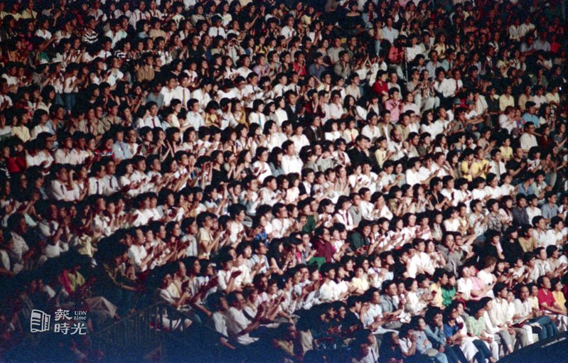 沒有花俏的舞蹈，也沒有炫麗的燈光，但是熱門搖滾巨星史提夫汪達在台北市中華體育館的演唱會，卻以撼人心弦的準確專業音樂，帶動現場氣氛，使全場一萬兩千名爆滿的觀眾，享受了兩小時豐富的流行音樂盛宴。日期：1988-05-02．攝影：楊海光．來源：聯合報