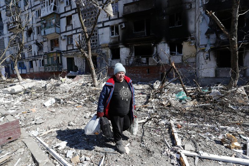 马立波自2月底以来一直遭到包围和勐烈轰炸，图为一名乌克兰居民路过一栋受损的建筑物。 新华社(photo:UDN)