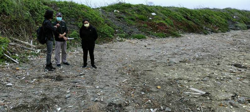 環保聯盟人員到大城鄉西港村海岸查看日本浮石漂上岸狀況。圖／環保聯盟