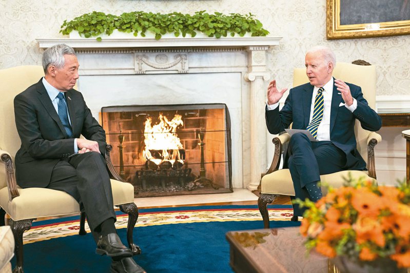 美国总统拜登（右）三月廿九日在白宫会见新加坡总理李显龙（左）。美媒指出，美国东协峰会临阵推迟，李显龙到访只能算是拜登的安慰奖。（欧新社）(photo:UDN)