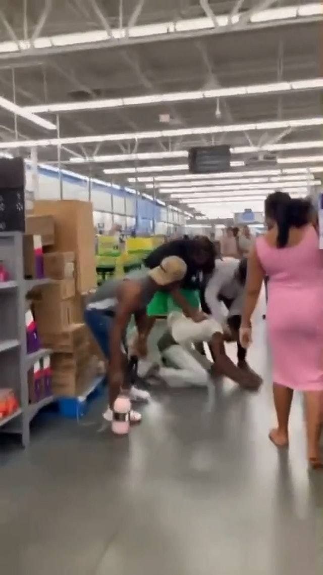 美国佛罗里达州迈阿密戴德县（Miami Dade）的沃尔玛（Walmart）大卖场日前发生公然性侵事件。（片段截图）(photo:UDN)