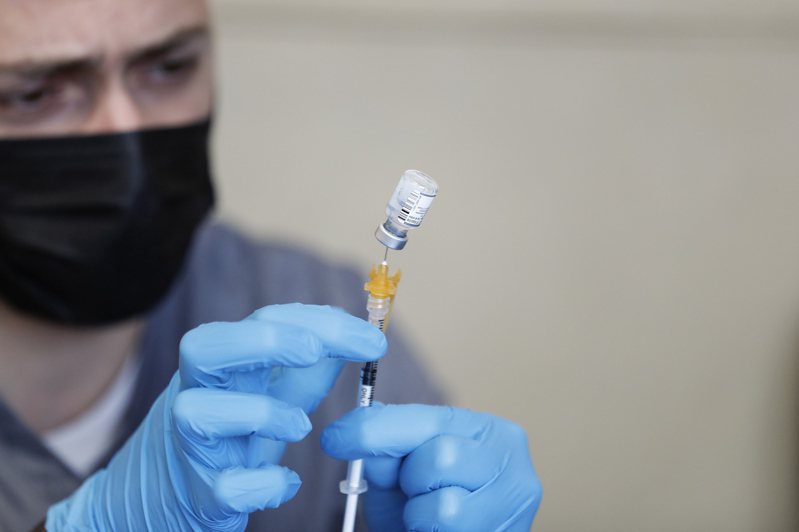 以色列新研究指出，第四剂辉瑞疫苗效力在四周后开始递减，八周后几乎消失殆尽。欧新社(photo:UDN)