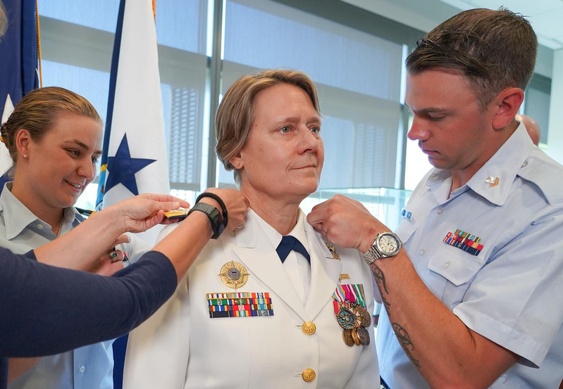美国海岸防卫队5日宣布，拜登总统已提名琳达．法根上将（中）为下一任海岸防卫队司令。如果参院通过提名，她就将成为美军首位女性军种指挥官。照片翻摄：news.usni.org(photo:UDN)