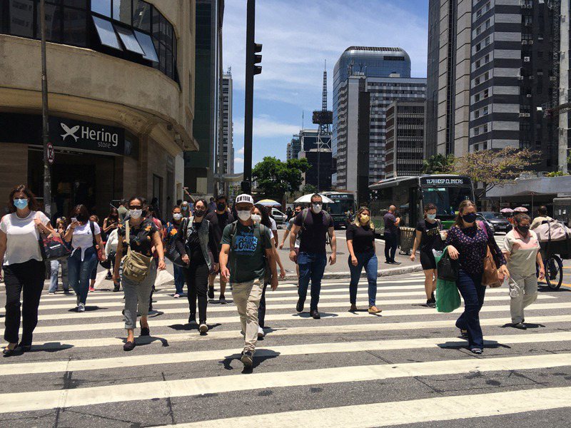 巴西圣保罗，戴口罩的民众横过马路。 中国新闻社(photo:UDN)