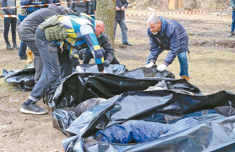 布查居民发掘遇害的平民，把他们的尸体抬走。美联社(photo:UDN)