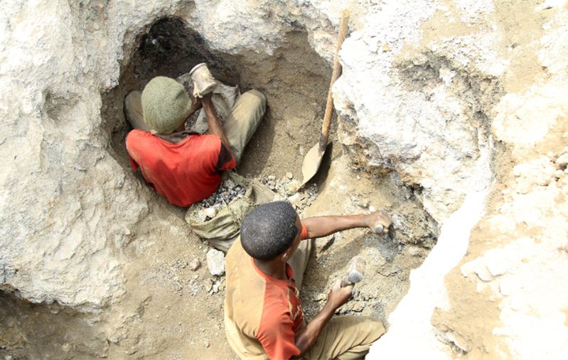 剛果人民開採鈷礦。 路透