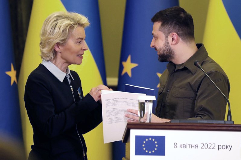 欧盟执委会主席范德赖恩8日访问乌克兰并与总统泽伦斯基会面，还带了一份加入欧盟必填的调查问卷，为乌克兰加入欧盟踏出「重要一步」。美联社(photo:UDN)