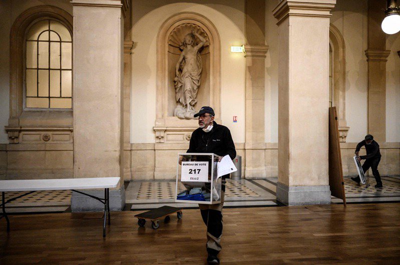 法国里昂市政府工作人员九日正在准备十日投开票所的作业。（法新社）(photo:UDN)