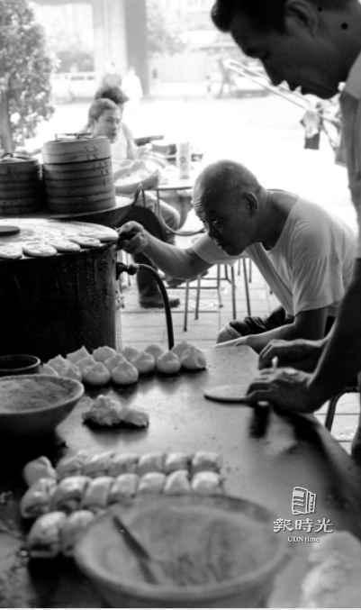 圖為中式早點店烤燒餅。日期：1984/09/03。攝影：本報記者。來源：聯合報。