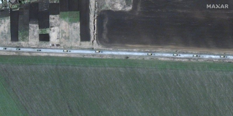 美国马萨尔科技公布8日拍摄的卫星影像，显示一列军车车队正从乌克兰哈尔科夫州大布尔卢克镇往南行驶。图／取自网路(photo:UDN)