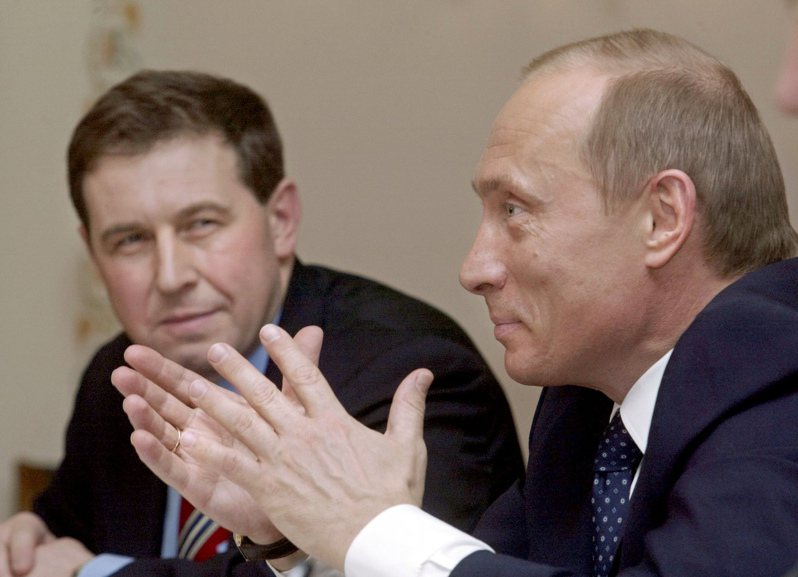 2004年，伊拉里奥诺夫（左）在俄国总统位于莫斯科郊区的新奥加廖沃官邸聆听普亭（右）在会议中发言。（路透）(photo:UDN)