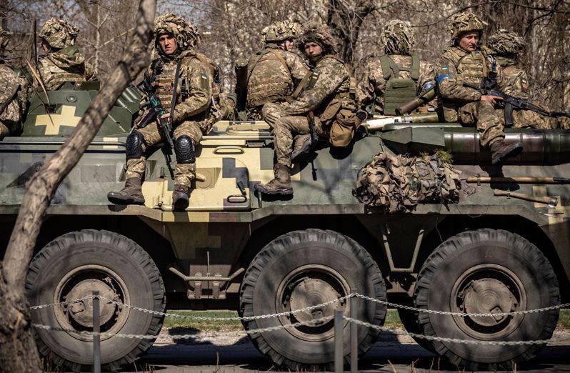 专家称未来三周将决定乌克兰战争结果，图为7日出现在北顿内次克市内一辆载着乌克兰军人的装甲军。法新社(photo:UDN)
