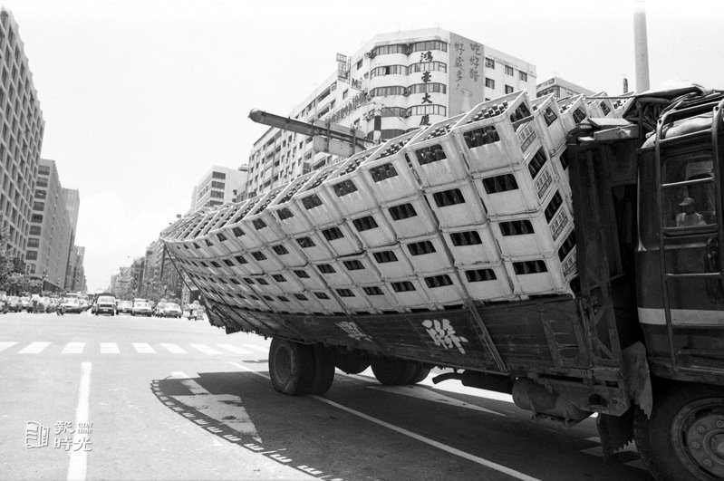 日期：1988/7/8
圖說：公賣局一輛滿載啤酒的卡車，八日經過忠孝東路與光復南路口時，突然發生傾斜，造成嚴重的交通阻塞。圖＼聯合報系資料照（1988/07/08　黃國有攝影）