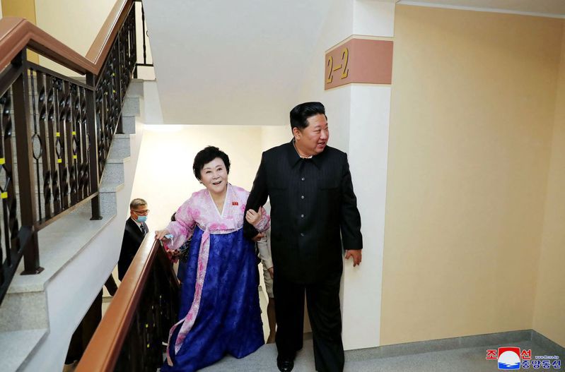 北韩领导人金正恩（右）致赠即将80岁的「国宝主播」李春姬（左）刚竣工的平壤市中心普通江畔阶梯式住宅「琼楼洞」高级公寓一间楼中楼住宅。法新社(photo:UDN)