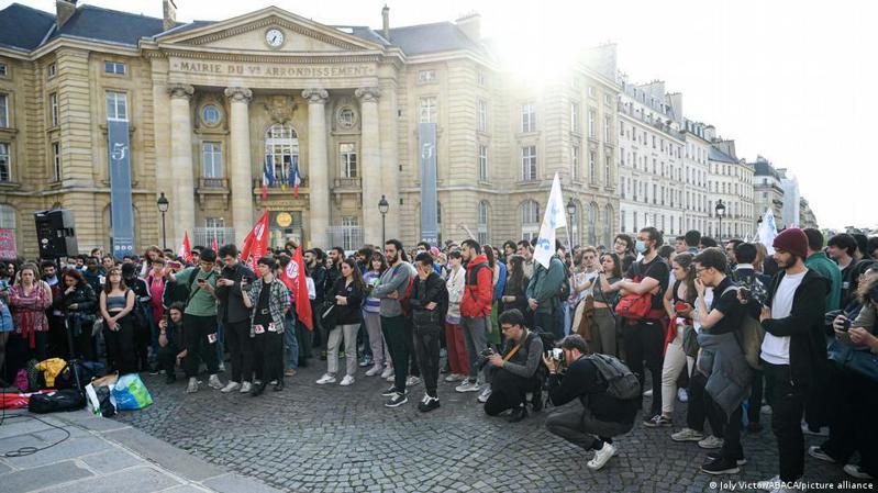 法国总统选举第一轮投票结束后，巴黎索邦大学以及其它大学分别举行了示威活动，数百人参加。图／德国之声中文网(photo:UDN)
