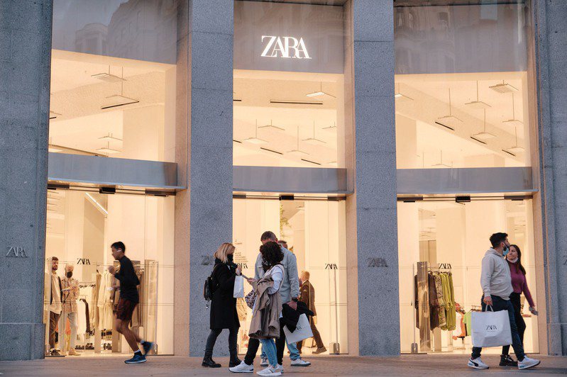 ZARA全球旗舰店8日在西班牙马德里开幕，标榜运用新兴科技提供先进服务，吸引许多消费者光临。图／中央社(photo:UDN)