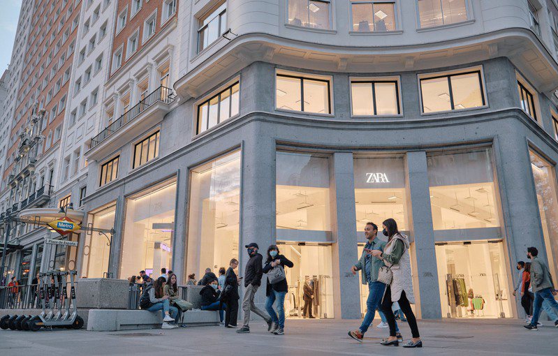 ZARA全球旗舰店8日在西班牙马德里开幕，标榜运用新兴科技提供先进服务，吸引许多消费者光临。图／中央社(photo:UDN)