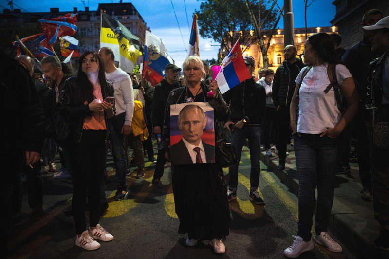 数千名挥舞俄罗斯和塞尔维亚国旗并手举俄国总统普亭肖像的塞尔维亚民众，今天在首都贝尔格勒游行，抗议塞国政府在俄国进攻乌克兰后，企图与俄国保持距离。法新社(photo:UDN)