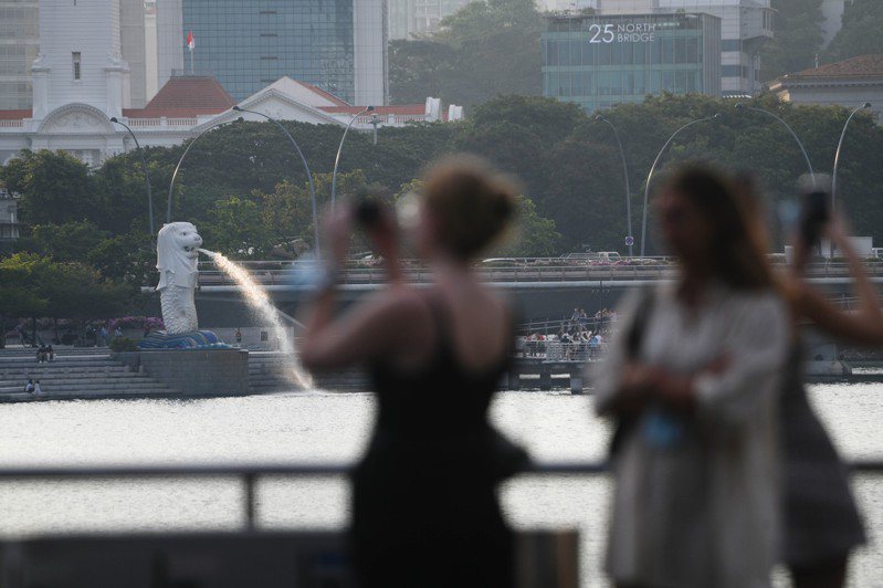 图为民众在新加坡滨海湾游览。新华社(photo:UDN)