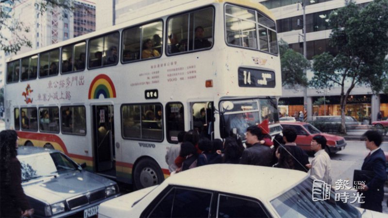 雙層公車昨天正式營運；吸引不少市民搭乘。日期：1990-03-01˙攝影：胡寶璉˙來源：聯合報