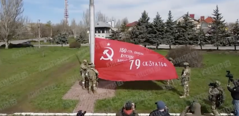 俄罗斯将在5月9日庆祝二战胜利日，而目前俄军占领的乌克兰各地区已开始出现二战时期的苏联胜利军旗。图／取自推特(photo:UDN)