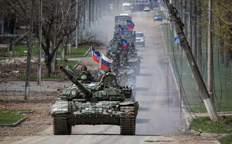 乌东顿内次克分离分子的战车纵队21日行驶于乌克兰南部战略港口城市马立波的街道。路透(photo:UDN)