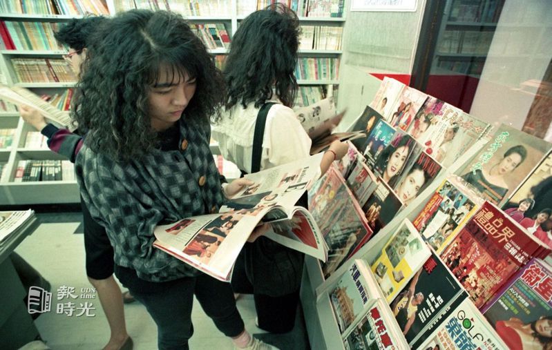 圖說：民眾於金石堂書店內看雜誌。日期：1989/3/2。攝影：王贊元。來源：聯合報