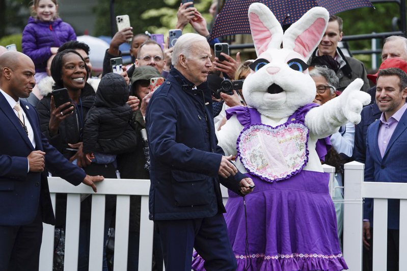 美国前总统川普嘲笑拜登（中）在18日白宫复活节活动上受兔子人偶指挥。欧新社(photo:UDN)