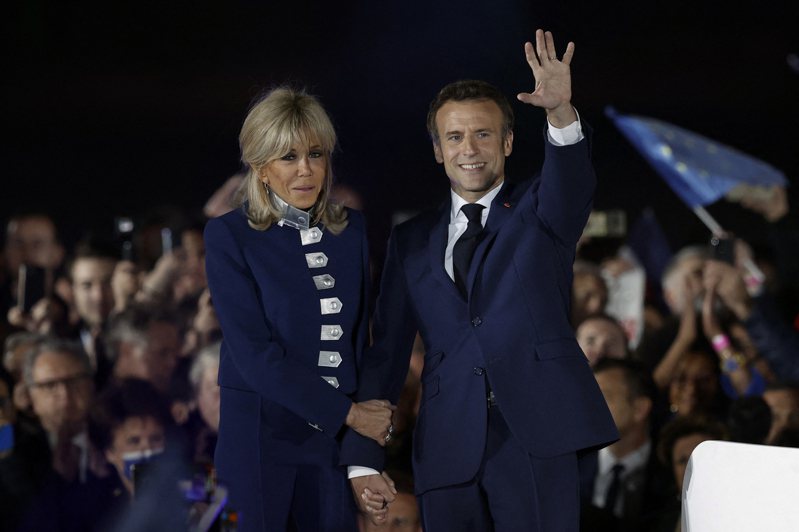 馬克宏將囊括58%的選票，成為20年來首位連任成功的法國總統。路透