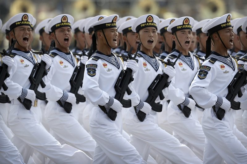 人民解放军海军2019年在中共建政70周年阅兵式上踢正步。（美联社）(photo:UDN)