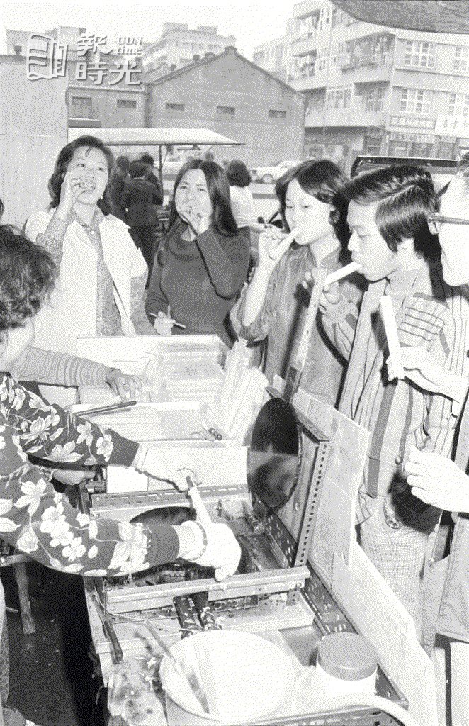 圖說：現場製作蛋捲的小攤販。日期：1978/03/28。攝影：段雲生。來源：聯合報。
