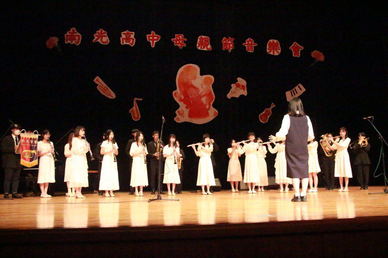 南光高中學生在新營文化中心舉辦母親節音樂會，學生賣力表演詮釋母愛。圖 ／南光高中提供