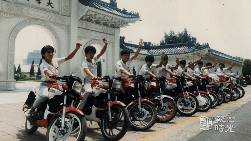 圖說：由十五名青年摩托車手騎著十一輛追風車，於今天下午從台北出發，將以十天的時間環島，進行全國機車交通安全宣導。日期：1987/07/20
。攝影：陳尉。來源：聯合報。