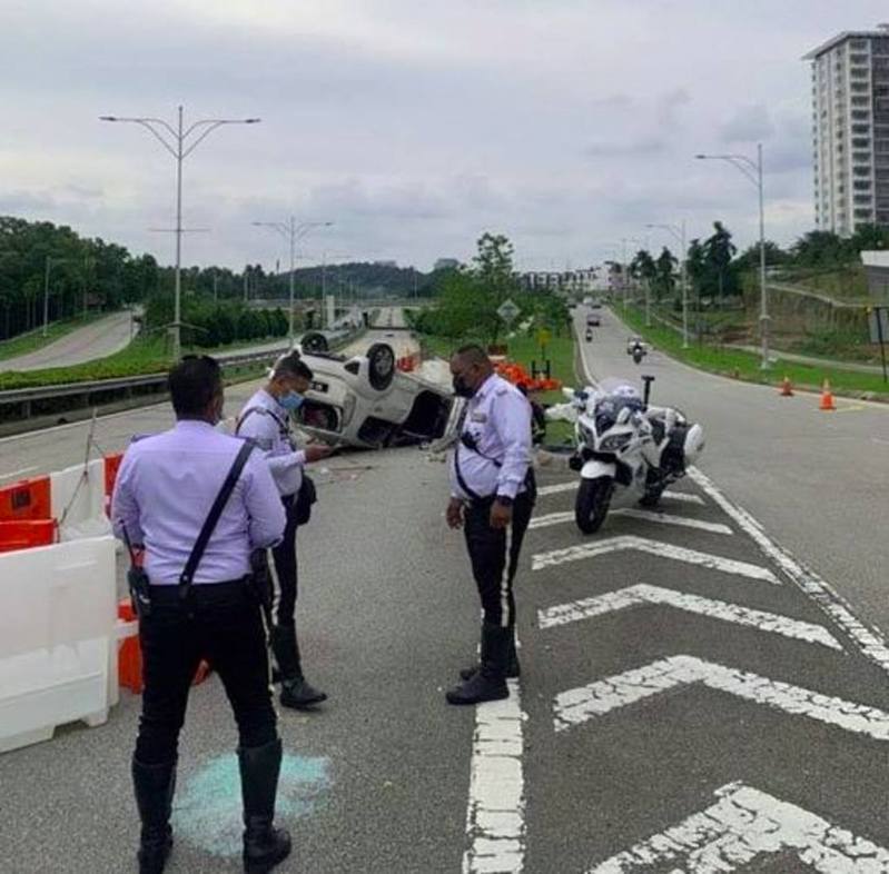 马来西亚发生令人心酸的车祸，一家三口回家途中，负责驾驶的父亲疑打瞌睡，导致车辆失控狂扫路中交通椎后四轮朝天，儿子及妻子伤重不治。（网上图片）(photo:UDN)