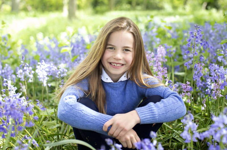 夏绿蒂公主在春天的英国蓝铃花丛间露出招牌灿烂笑容。美联社(photo:UDN)