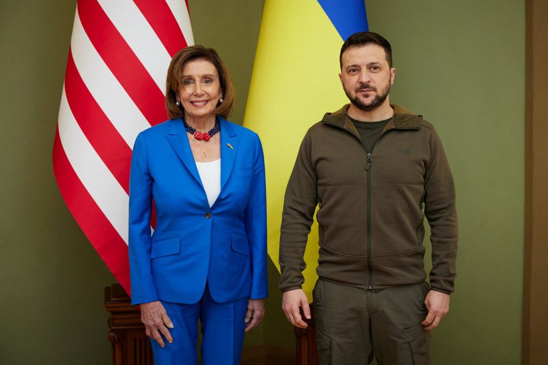 美国众院议长波洛西（左）4月30日突访基辅与乌克兰总统泽伦斯基会晤。路透(photo:UDN)