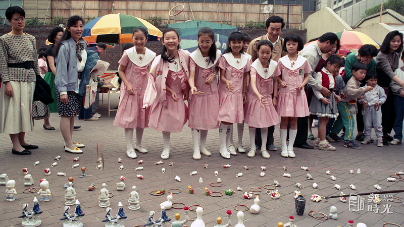 慶祝七十八年兒童節，台北市立社教館舉行中國傳統童玩遊園會，現場有多樣傳統童玩供親子同樂，圖為套圈圈。圖／聯合報系資料照（1989/04/02 李阿明攝影）